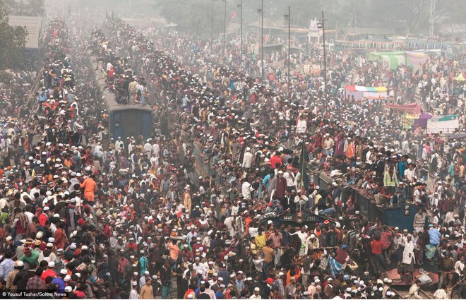 H&agrave;ng ng&agrave;n người Bangladesh chen ch&uacute;c nhau ngồi l&ecirc;n n&oacute;c t&agrave;u để trở về nh&agrave; trong dịp nghỉ lễ - Ảnh 8.