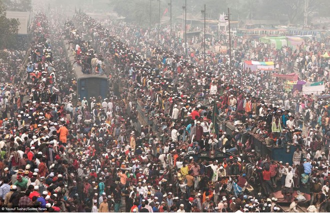 Hàng ngàn người Bangladesh chen chúc nhau ngồi lên nóc tàu để trở về nhà trong dịp nghỉ lễ - Ảnh 8.