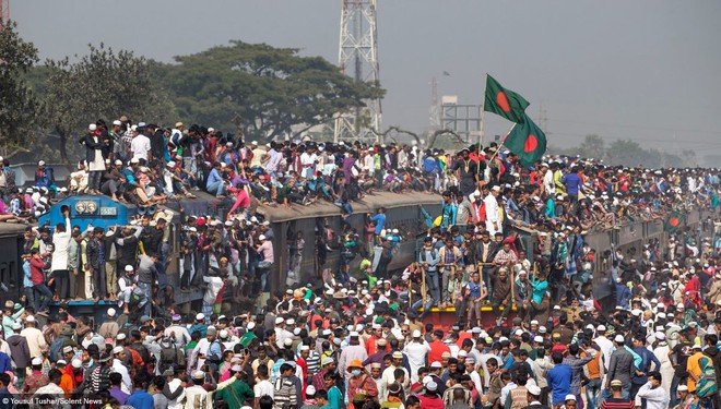 Hàng ngàn người Bangladesh chen chúc nhau ngồi lên nóc tàu để trở về nhà trong dịp nghỉ lễ - Ảnh 9.