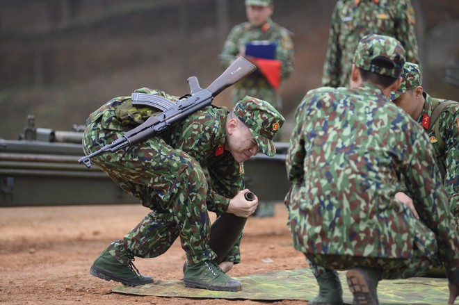 Sao nhập ngũ: Bảo Kun phát ngôn thiếu cẩn trọng, ngất xỉu và nôn mửa giữa thao trường - Ảnh 1.