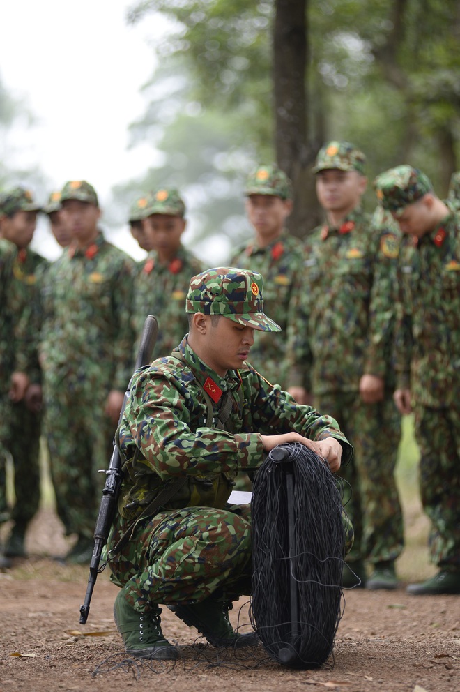 Sao nhập ngũ: Bảo Kun phát ngôn thiếu cẩn trọng, ngất xỉu và nôn mửa giữa thao trường - Ảnh 2.