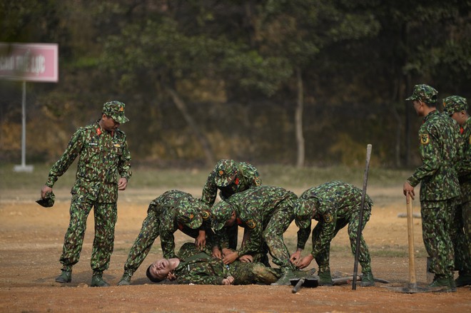 Sao nhập ngũ: Bảo Kun phát ngôn thiếu cẩn trọng, ngất xỉu và nôn mửa giữa thao trường - Ảnh 7.