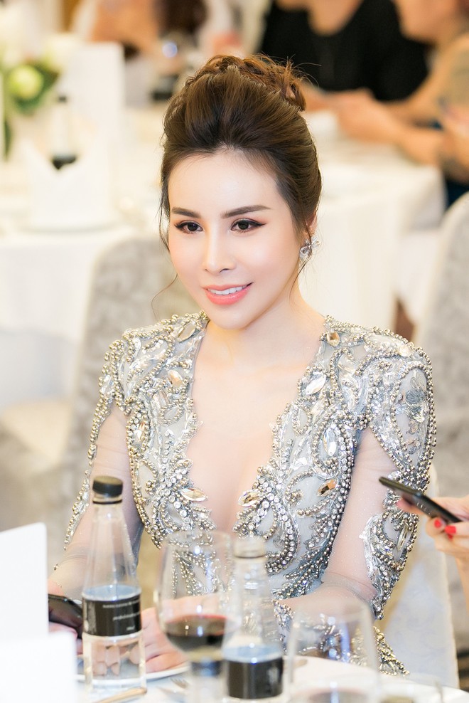 Hoa hậu Ngọc H&acirc;n diện &aacute;o d&agrave;i thanh lịch, đối lập d&agrave;n ch&acirc;n d&agrave;i gợi cảm tại sự kiện - Ảnh 6.