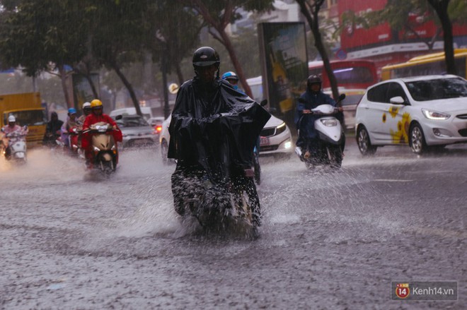 Cửa ngõ sân bay Tân Sơn Nhất lại bị ngập nước và kẹt xe không lối thoát sau mưa lớn - Ảnh 4.