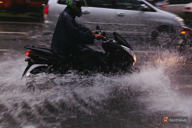 Cửa ngõ sân bay Tân Sơn Nhất lại bị ngập nước và kẹt xe không lối thoát sau mưa lớn - Ảnh 3.