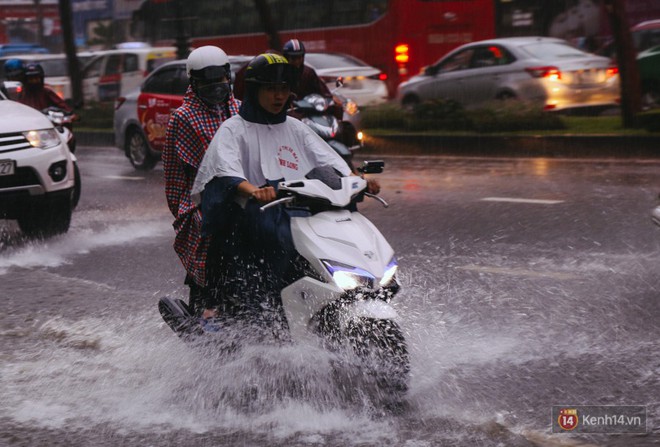 Cửa ngõ sân bay Tân Sơn Nhất lại bị ngập nước và kẹt xe không lối thoát sau mưa lớn - Ảnh 2.