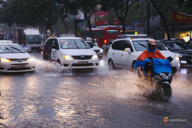 Cửa ngõ sân bay Tân Sơn Nhất lại bị ngập nước và kẹt xe không lối thoát sau mưa lớn - Ảnh 1.