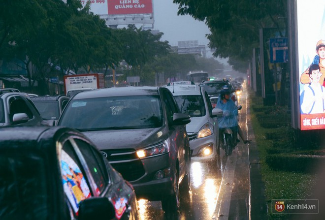 Cửa ngõ sân bay Tân Sơn Nhất lại bị ngập nước và kẹt xe không lối thoát sau mưa lớn - Ảnh 6.