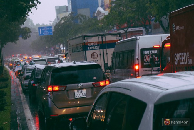 Cửa ngõ sân bay Tân Sơn Nhất lại bị ngập nước và kẹt xe không lối thoát sau mưa lớn - Ảnh 8. Cửa ngõ sân bay Tân Sơn Nhất lại bị ngập nước và kẹt xe không lối thoát sau mưa lớn - Ảnh 8.