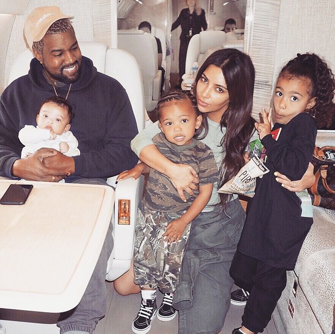 Kanye không muốn con gái mặc hở hang giống mẹ, Kim nổi cáu cãi nhau với chồng - Ảnh 1.