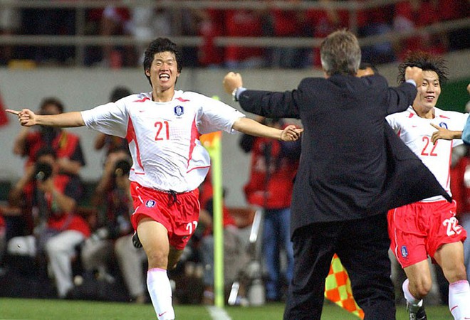 World Cup 2002: Hàn Quốc vào bán kết nhờ bê bối trọng tài - Ảnh 1.