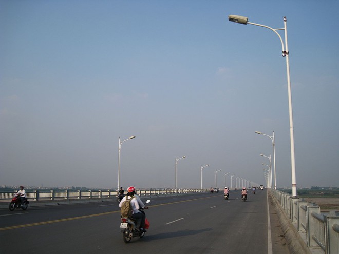 Người đ&agrave;n &ocirc;ng bất ngờ bỏ xe m&aacute;y, nhảy cầu Vĩnh Tuy tự tử - Ảnh 1.