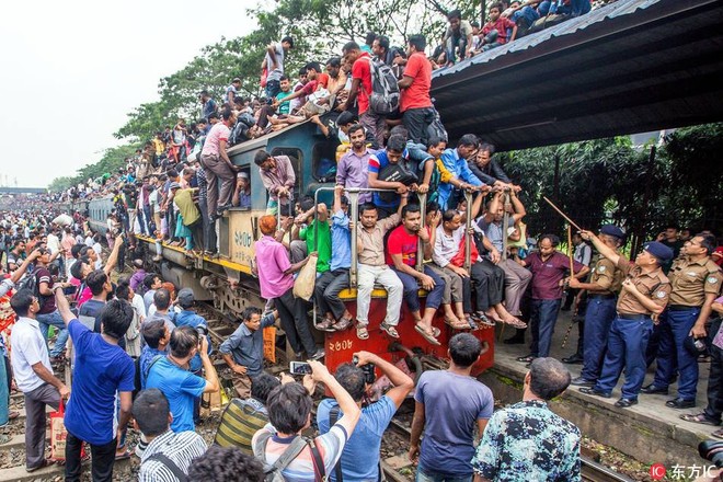 Hàng ngàn người Bangladesh chen chúc nhau ngồi lên nóc tàu để trở về nhà trong dịp nghỉ lễ - Ảnh 5.