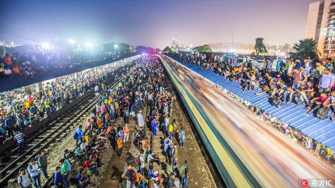 Hàng ngàn người Bangladesh chen chúc nhau ngồi lên nóc tàu để trở về nhà trong dịp nghỉ lễ - Ảnh 1.