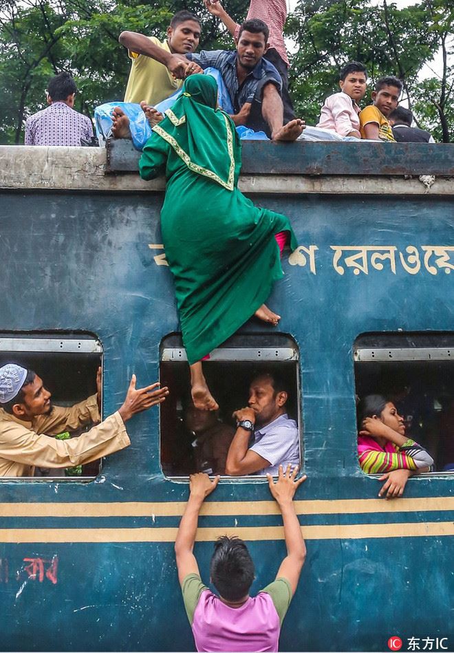 H&agrave;ng ng&agrave;n người Bangladesh chen ch&uacute;c nhau ngồi l&ecirc;n n&oacute;c t&agrave;u để trở về nh&agrave; trong dịp nghỉ lễ - Ảnh 4.