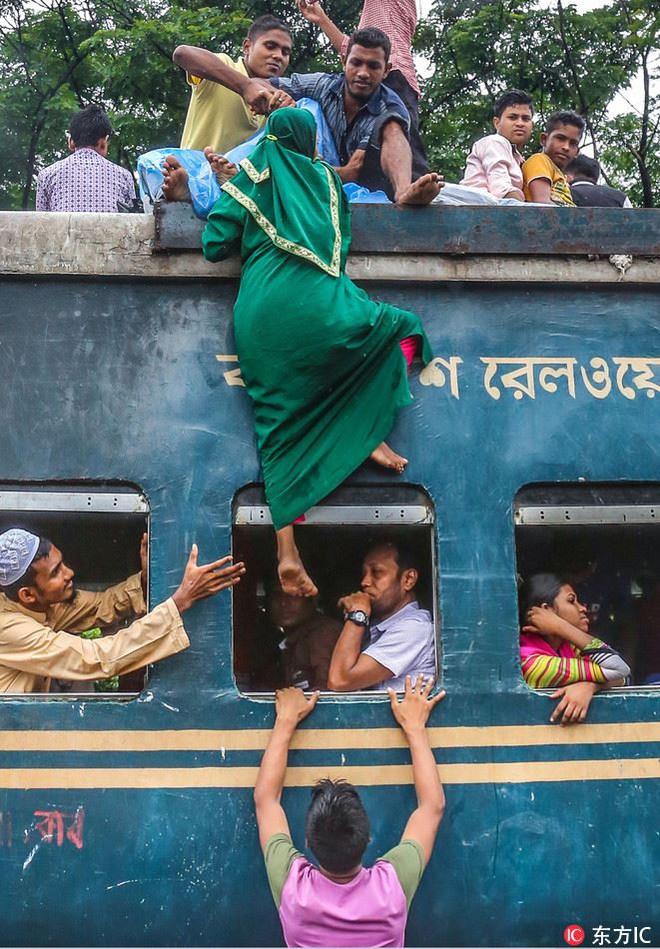 Hàng ngàn người Bangladesh chen chúc nhau ngồi lên nóc tàu để trở về nhà trong dịp nghỉ lễ - Ảnh 4.