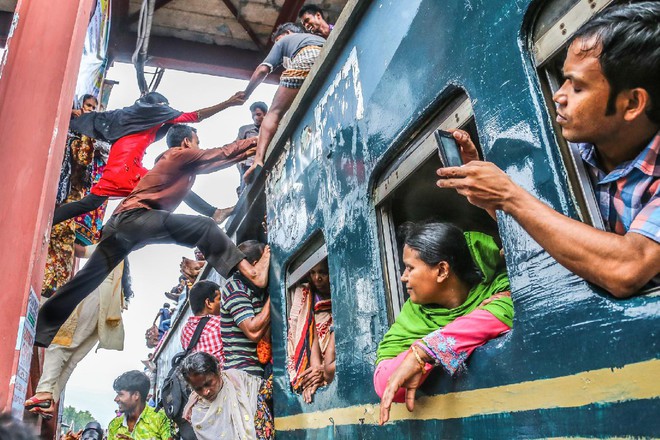 Hàng ngàn người Bangladesh chen chúc nhau ngồi lên nóc tàu để trở về nhà trong dịp nghỉ lễ - Ảnh 2.