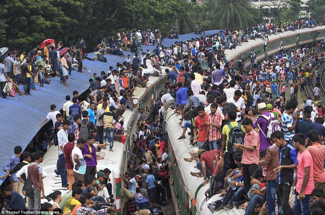 Hàng ngàn người Bangladesh chen chúc nhau ngồi lên nóc tàu để trở về nhà trong dịp nghỉ lễ - Ảnh 10.