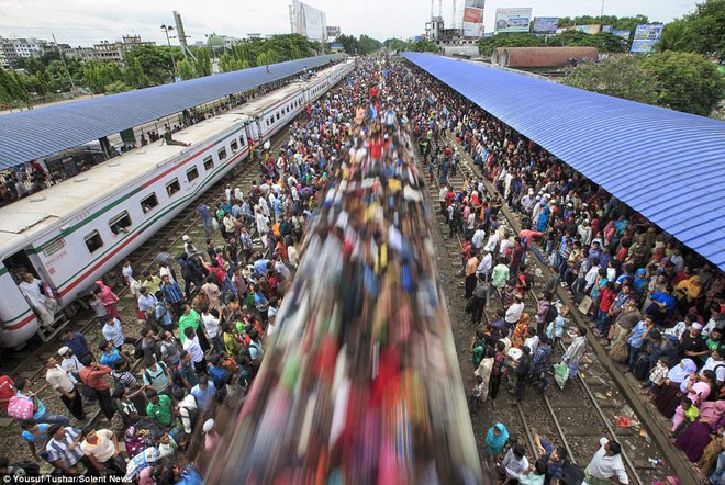 Hàng ngàn người Bangladesh chen chúc nhau ngồi lên nóc tàu để trở về nhà trong dịp nghỉ lễ - Ảnh 14.