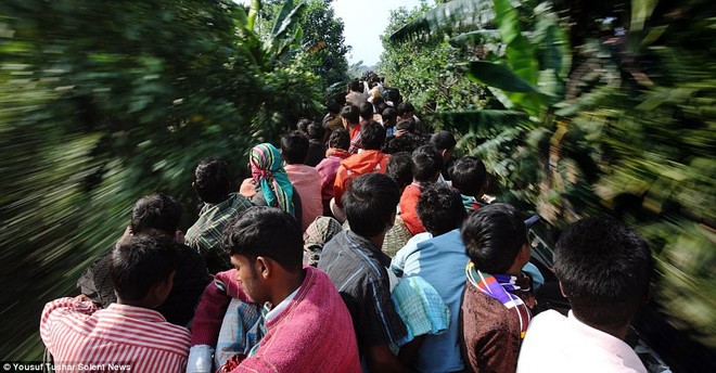 H&agrave;ng ng&agrave;n người Bangladesh chen ch&uacute;c nhau ngồi l&ecirc;n n&oacute;c t&agrave;u để trở về nh&agrave; trong dịp nghỉ lễ - Ảnh 15.