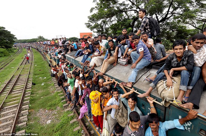 Hàng ngàn người Bangladesh chen chúc nhau ngồi lên nóc tàu để trở về nhà trong dịp nghỉ lễ - Ảnh 16.