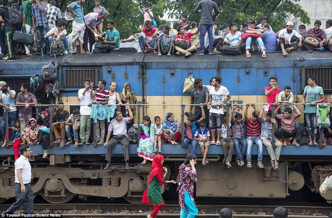 Hàng ngàn người Bangladesh chen chúc nhau ngồi lên nóc tàu để trở về nhà trong dịp nghỉ lễ - Ảnh 13.