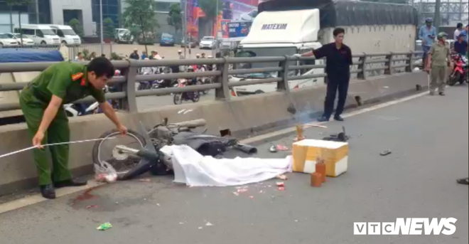 Xe ben tông xe máy trên cầu vượt ở Đồng Nai, bé gái bị cán chết thương tâm - Ảnh 1.