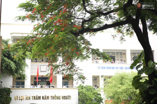 Gần 90.000 học sinh bước vào môn thi đầu tiên trong kỳ thi tuyển sinh vào lớp 10 tại TP HCM: Con thi, cha mẹ thấp thỏm đợi ngoài cổng trường - Ảnh 2.