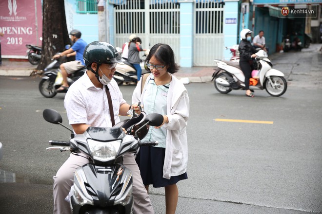 Gần 90.000 học sinh bước vào môn thi đầu tiên trong kỳ thi tuyển sinh vào lớp 10 tại TP HCM: Con thi, cha mẹ thấp thỏm đợi ngoài cổng trường - Ảnh 7.