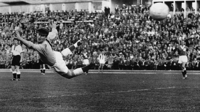 Lịch sử World Cup 1958: Vua b&oacute;ng đ&aacute; Pele bước ra &aacute;nh s&aacute;ng - Ảnh 1.