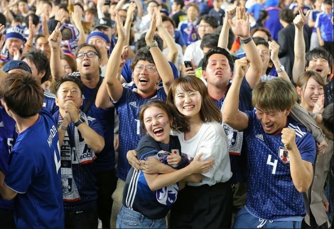 Người dân Nhật Bản đi bão, đổ ra đường ăn mừng chiến thắng gây sốc của đội nhà tại World Cup 2018 - Ảnh 11.