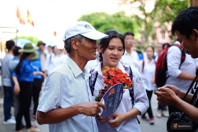 Mỗi mùa thi đại học đi qua là những lần để lại biết bao câu chuyện đẹp về tình người - Ảnh 4.