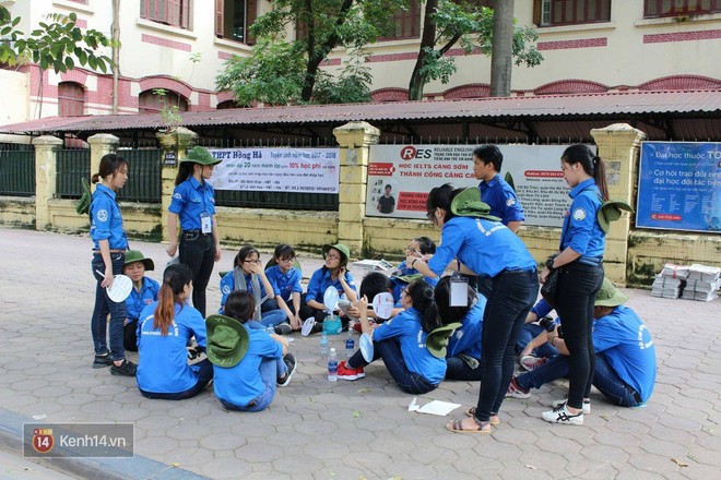 Mỗi mùa thi đại học đi qua là những lần để lại biết bao câu chuyện đẹp về tình người - Ảnh 17.