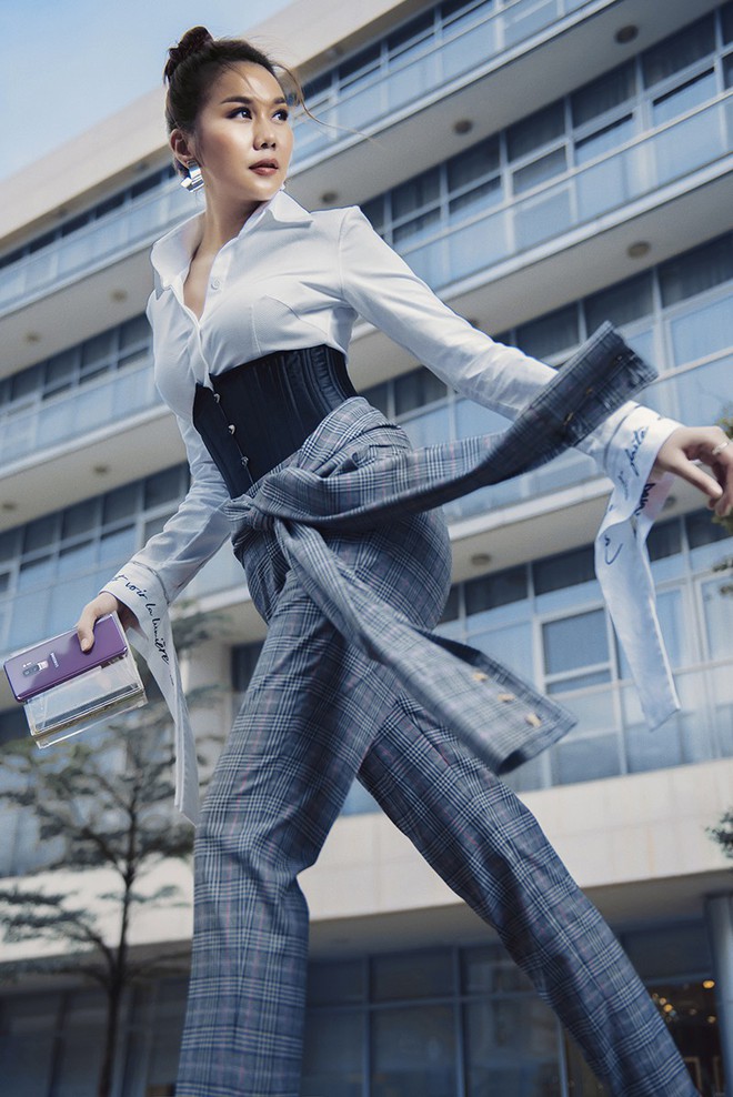 Thanh Hằng - Khi biểu tượng thời trang s&aacute;nh bước c&ugrave;ng c&ocirc;ng nghệ - Ảnh 4.