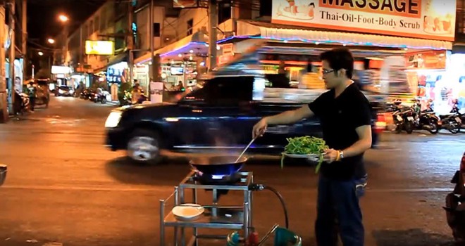 Chỉ là rau muống xào thôi nhưng ở Thái Lan lại biến thành màn biểu diễn bay ảo diệu thế này - Ảnh 3.