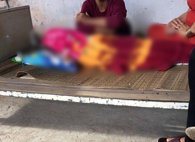 Vụ b&eacute; g&aacute;i 4 tuổi nghi bị hai người bạn của bố đ&aacute;nh tử vong, vứt x&aacute;c: T&oacute;c con bị bứt, bụng c&oacute; nhiều vết ch&acirc;m t&agrave;n thuốc l&aacute; - Ảnh 3.