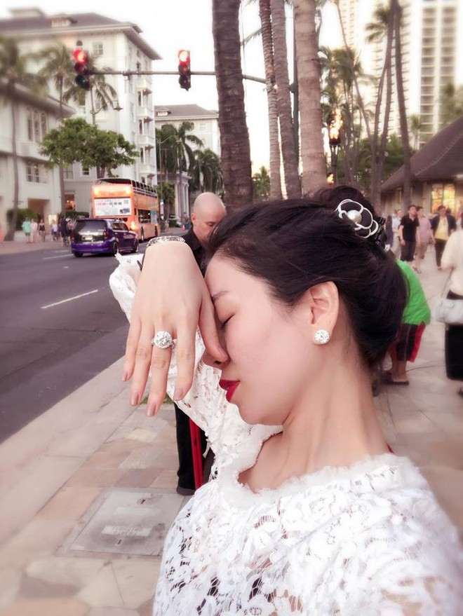 H&agrave; Hồ Lệ Quy&ecirc;n v&agrave; cuộc đại chiến khoe nhẫn kim cương - Ảnh 4.