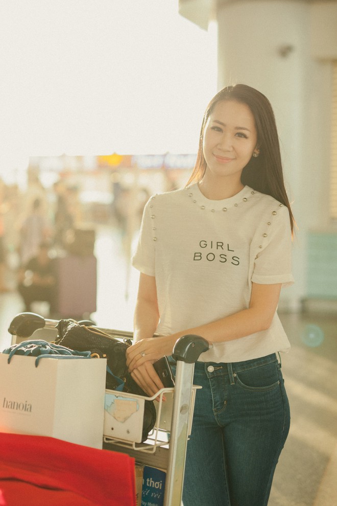 &Ocirc;ng x&atilde; doanh nh&acirc;n ra s&acirc;n bay tiễn Dương Th&ugrave;y Linh l&ecirc;n đường đi thi Mrs Worldwide 2018 - Ảnh 6.