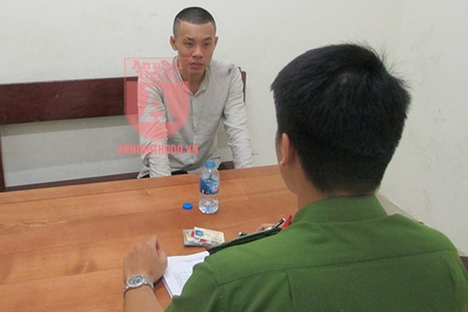 Hà Nội: Cảnh sát quật ngã đối tượng hung hãn cầm 2 dao nhọn đi trả thù - Ảnh 2.