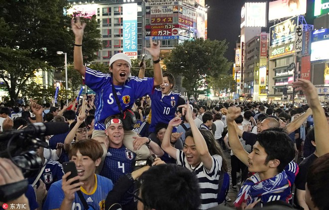 Người dân Nhật Bản đi bão, đổ ra đường ăn mừng chiến thắng gây sốc của đội nhà tại World Cup 2018 - Ảnh 3.