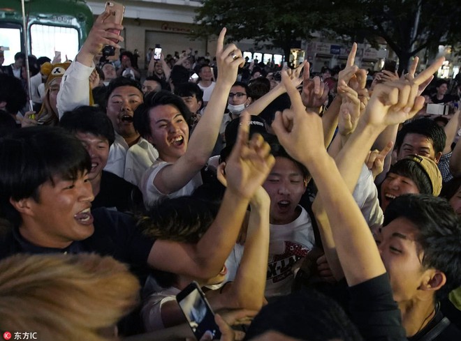 Người dân Nhật Bản đi bão, đổ ra đường ăn mừng chiến thắng gây sốc của đội nhà tại World Cup 2018 - Ảnh 15.