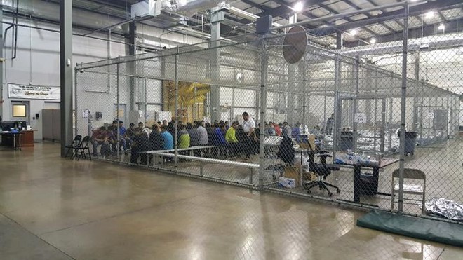 Chùm ảnh: Bên trong một trại tập trung trẻ em nhập cư bất hợp pháp ở Mỹ - Ảnh 10.
