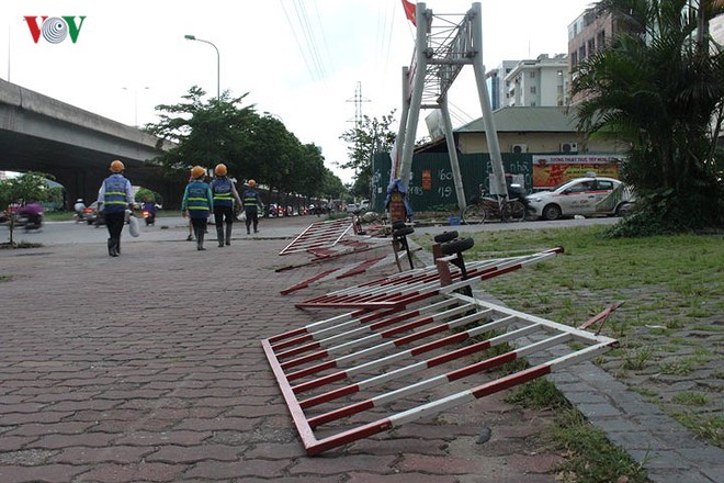 Hà Nội “rối loạn” vì mưa dông bất ngờ - Ảnh 3.