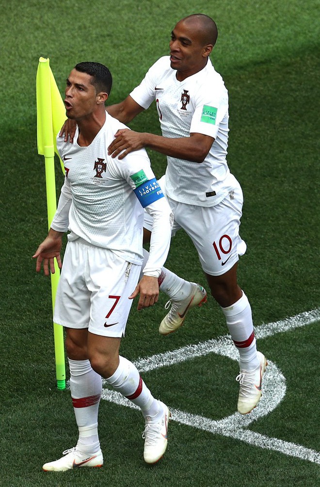 T&aacute;i hiện Maradona ở World Cup 90, Ronaldo đưa Bồ Đ&agrave;o Nha đến chiến thắng n&acirc;ng tầm huyền thoại - Ảnh 1.