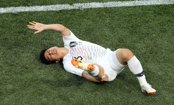 Sao H&agrave;n Quốc đau đớn chia tay World Cup 2018 chỉ sau một trận đấu - Ảnh 2.