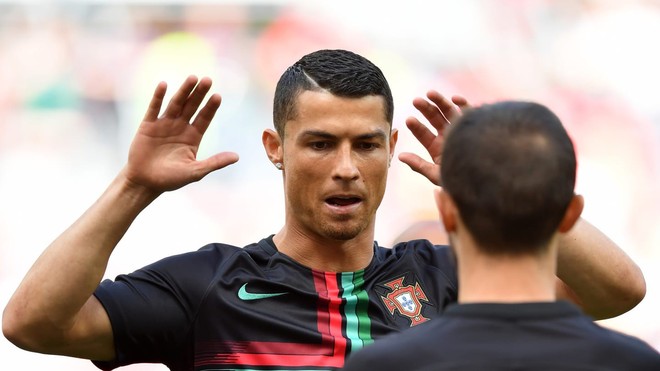 Ronaldo vốn tươm tất là thế giờ cũng theo trào lưu để râu, đâu là lý do - Ảnh 4.