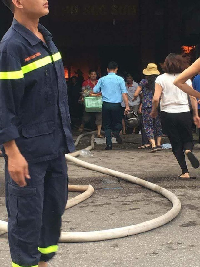 Hà Nội:  Cháy lớn chợ Sóc Sơn, 1000 mét vuông trong chợ bị thiêu rụi, hàng trăm tiểu thương gom hàng tháo chạy - Ảnh 7.