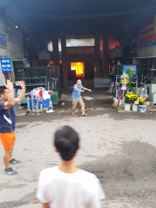 Hà Nội:  Cháy lớn chợ Sóc Sơn, 1000 mét vuông trong chợ bị thiêu rụi, hàng trăm tiểu thương gom hàng tháo chạy - Ảnh 8.