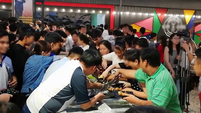 Clip: Hàng trăm người chen lấn xô đẩy tranh giành ăn buffet miễn phí gây náo loạn ở nhà hàng Cần Thơ - Ảnh 4.