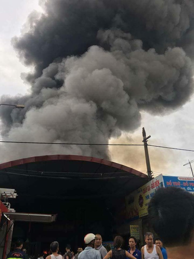 H&agrave; Nội:  Ch&aacute;y lớn chợ S&oacute;c Sơn, 1000 m&eacute;t vu&ocirc;ng trong chợ bị thi&ecirc;u rụi, h&agrave;ng trăm tiểu thương gom h&agrave;ng th&aacute;o chạy - Ảnh 4.